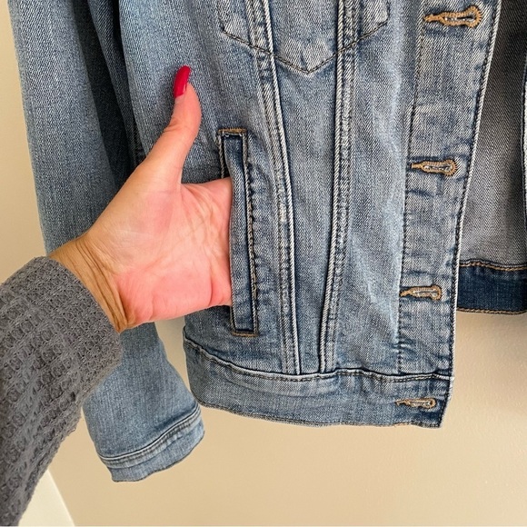 DYNAMITE Fitted LightWash Denim Jacket, Size Med - Picture 7 of 7